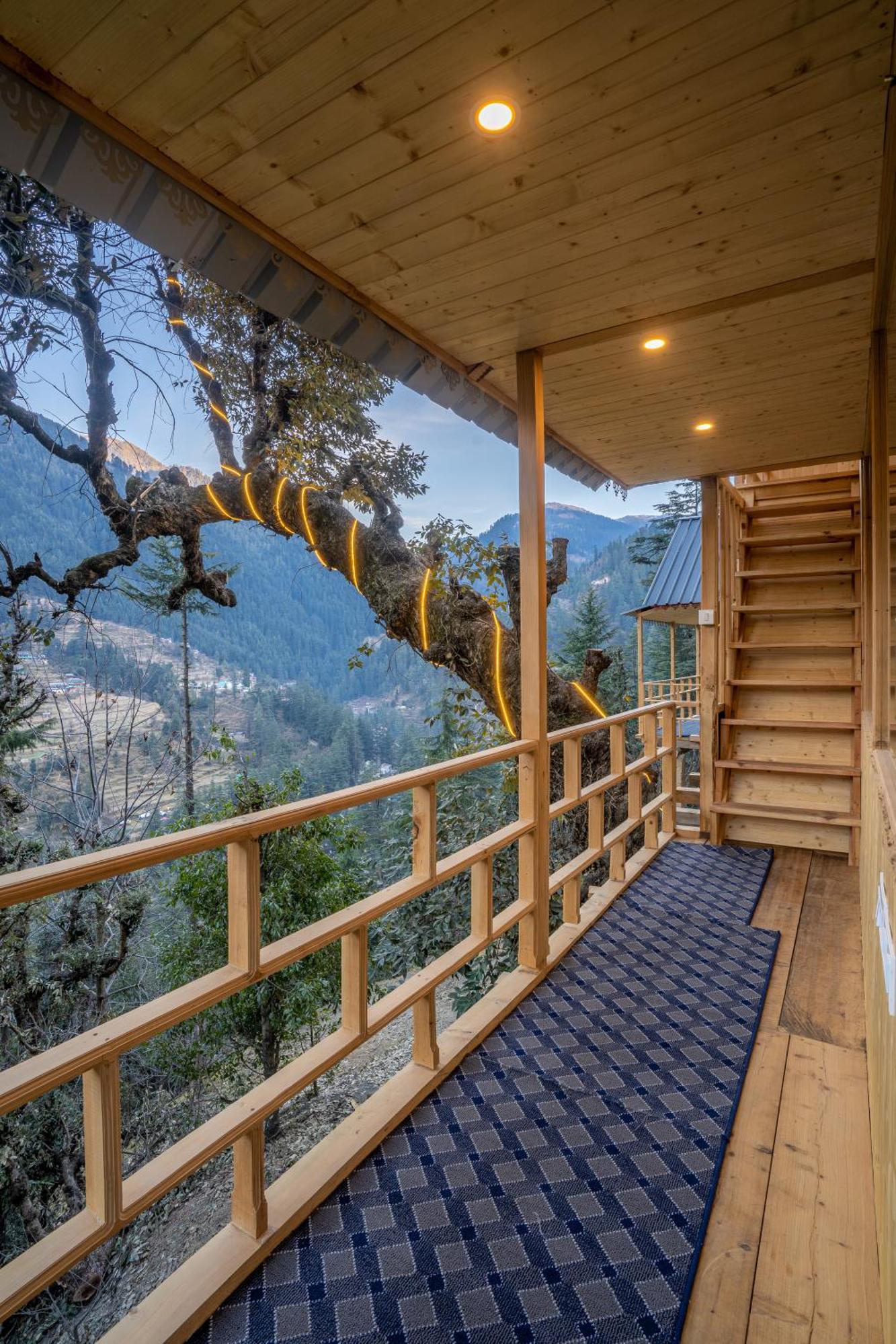 Villa Into The Woods Treehouse Jibhi Esterno foto
